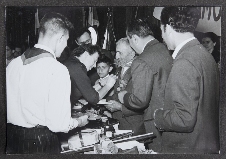 Reggio Emilia, 1955, Teatro Municipale, Festeggiamenti per l'80° di Alcide Cervi, omaggi ad Alcide Cervi